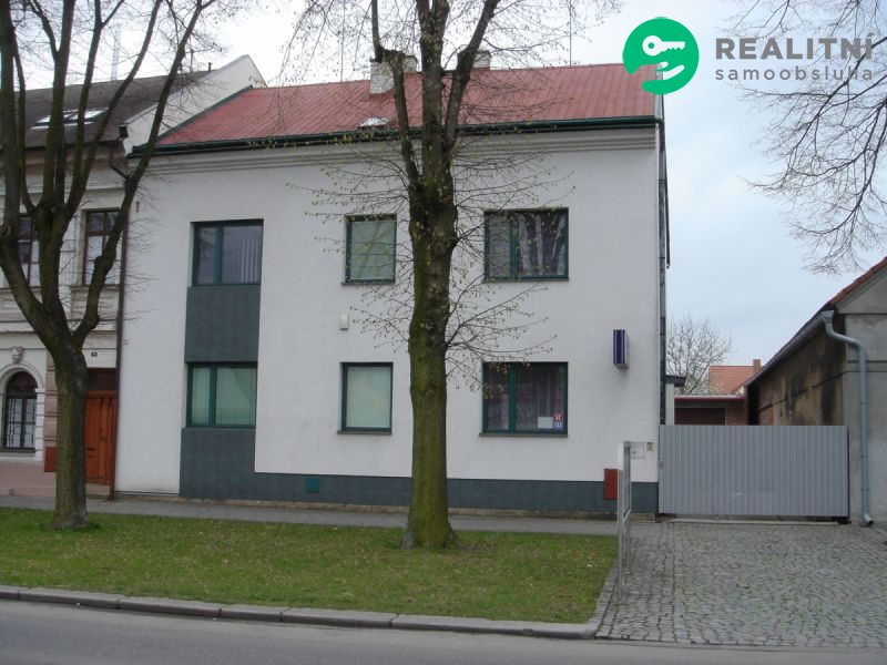 Prodám dům v Hradci Králové s garáží na 4 auta a zahradou. - titulní obrázek