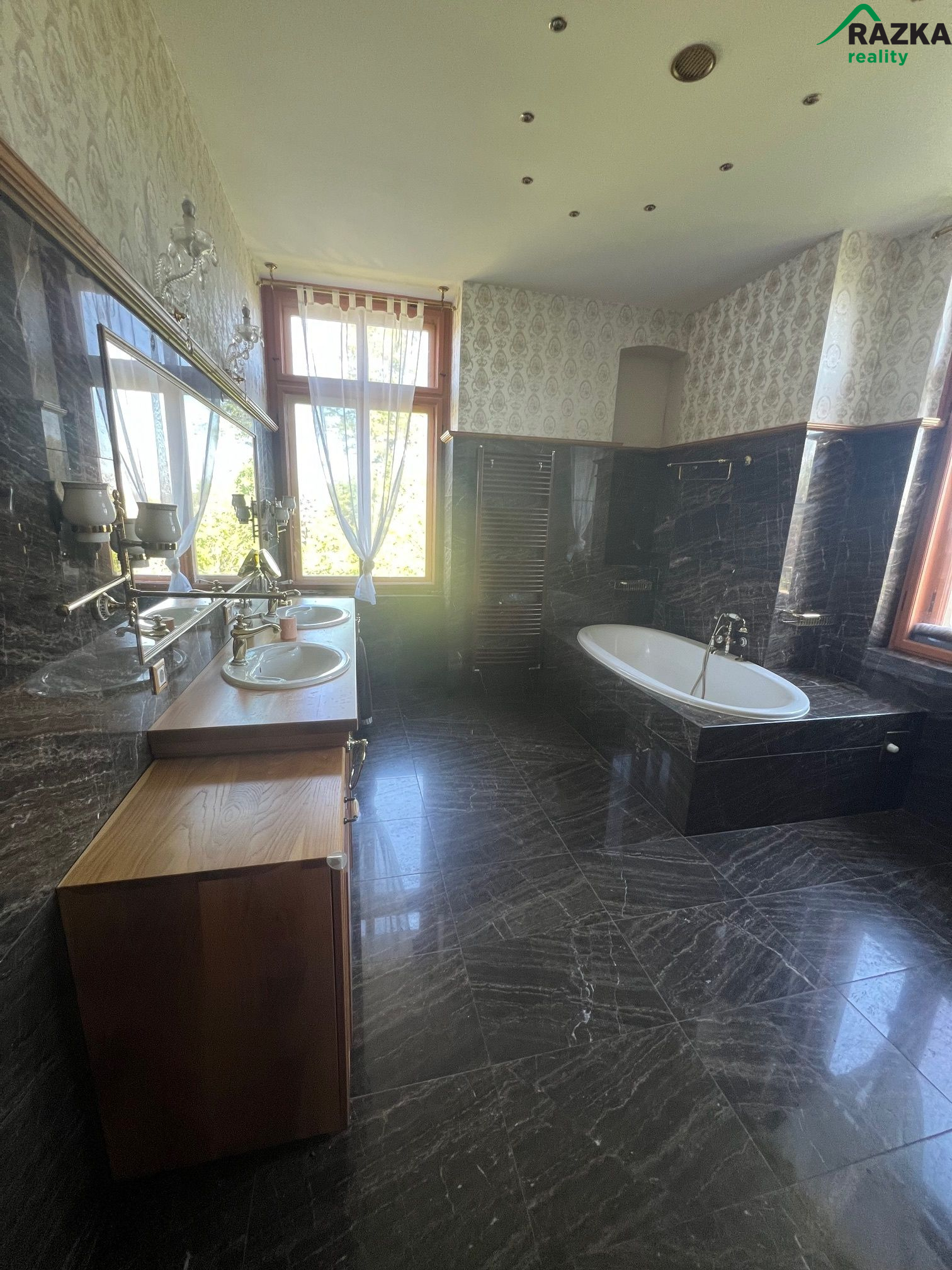 Prostorná a luxusně vybavená vila z 19. století Neugersdorf - obrázek č.16