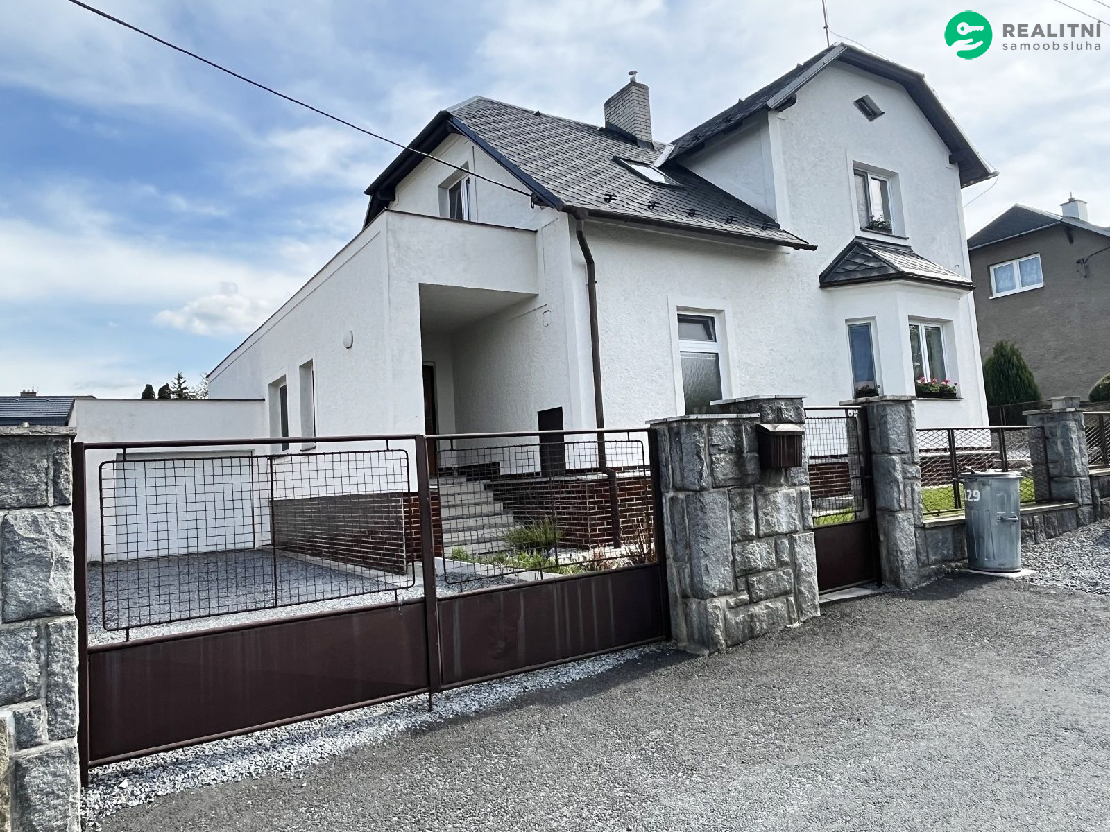 Prodej rodinného domu, 300 m², pozemek 922 m². - obrázek č.1