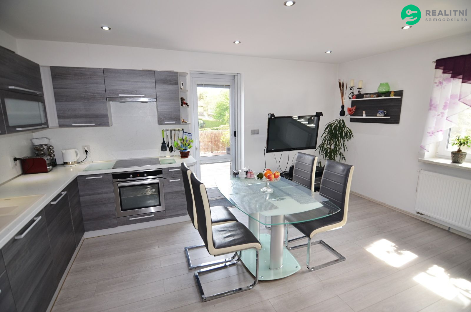 Prodej rodinného domu, 300 m², pozemek 922 m². - obrázek č.21
