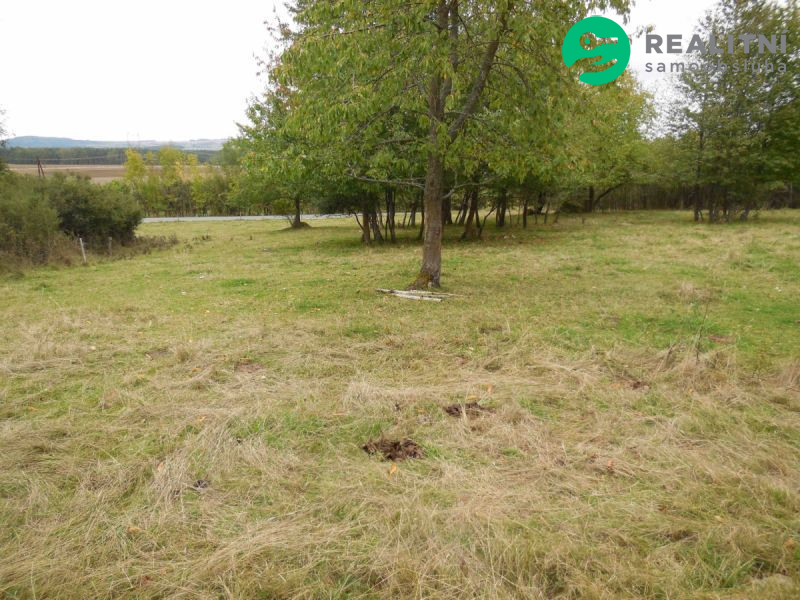 Stavební pozemek Poloučany 2000 m² - titulní obrázek