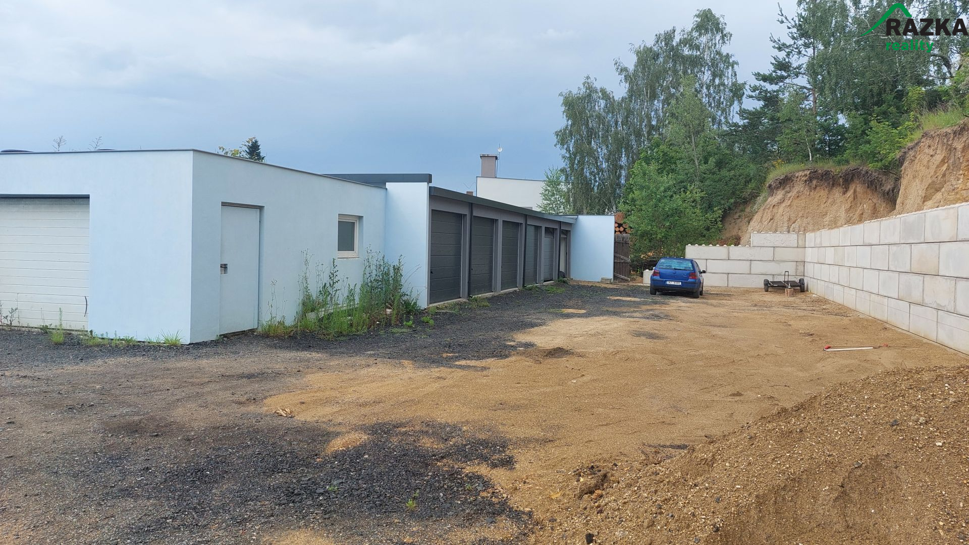 Pronájem garáže s elektřinou v oploceném areálu - Planá - obrázek č.3