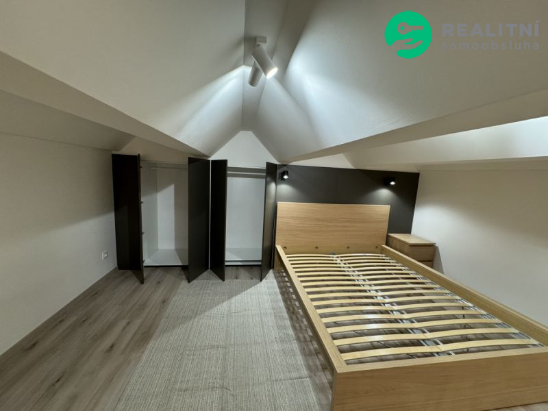 Stylový loft 2+kk po designové rekonstrukci na Kubánském náměstí - obrázek č.8