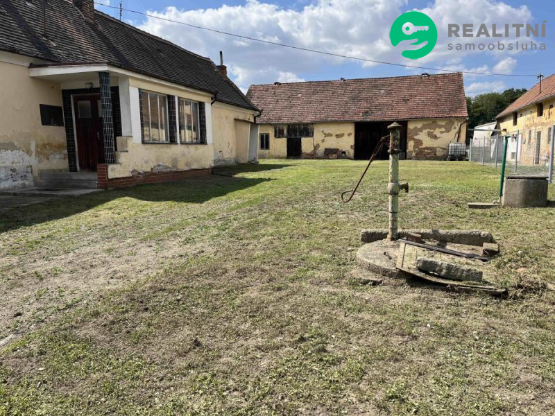 Pozemek 907 m² s domem a stodolou v klidné části obce Vstiš“ - obrázek č.2