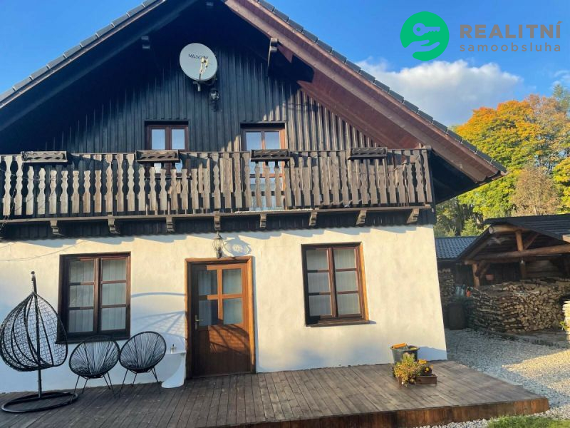 malebny_rodinny_dum_ve_stylu_venkovske_chalupy